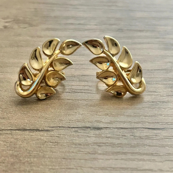 Vintage Crown Trifari Gold Leaf Clip On Earrings - Picture 2 of 5